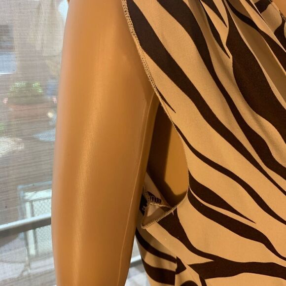 Coin V-neck Large Short Sleeve Animal Print Diamond Look Accessory Attached - Picture 4 of 11